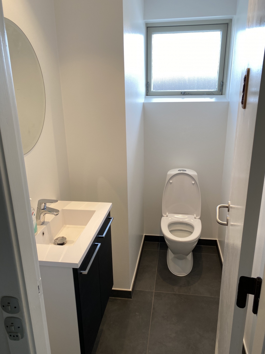 Renovering af mindre badeværelse i Karlslunde med 60x60 fliser